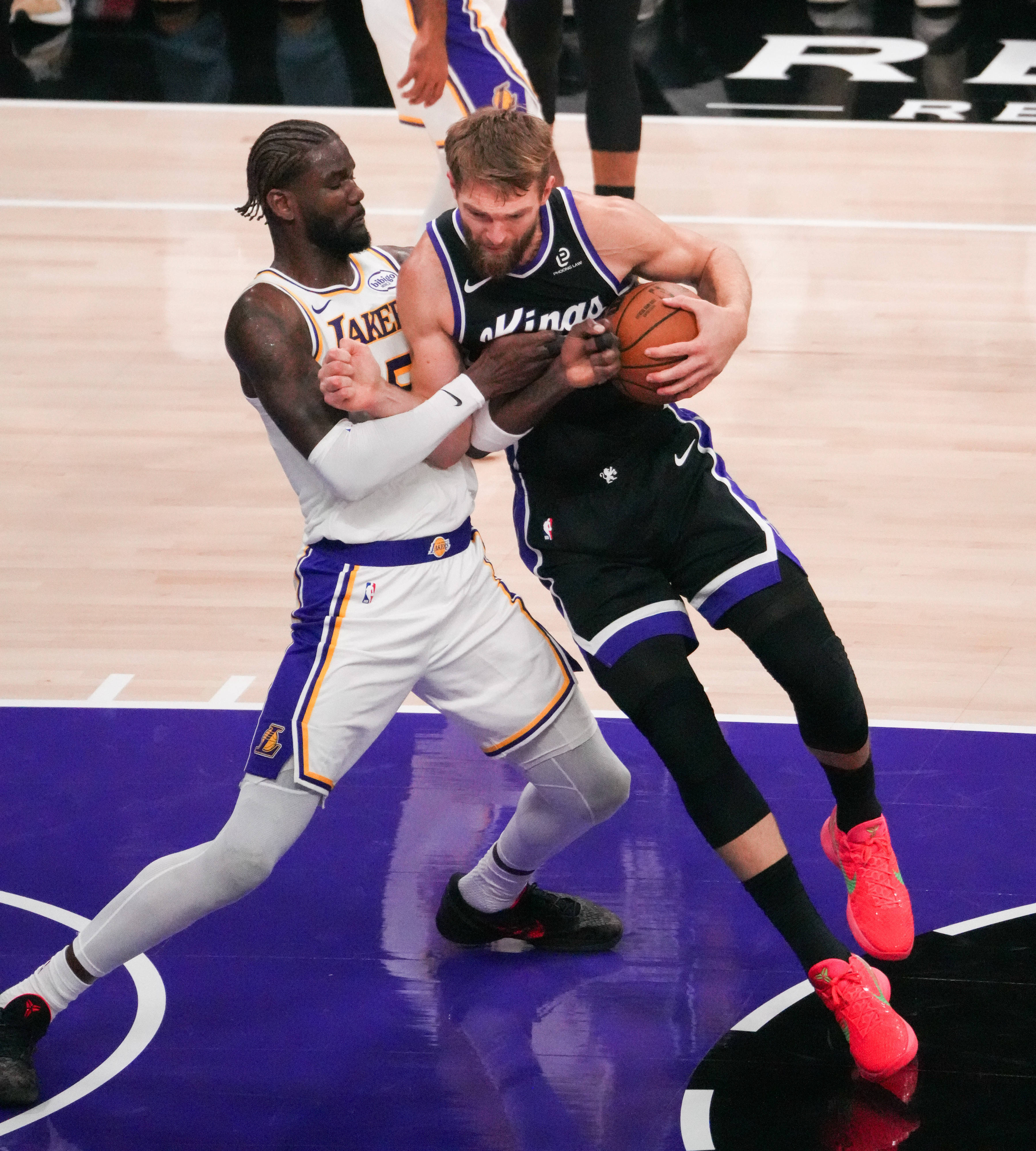 关于清晨萨克拉门托国王调整名单以备NBA常规赛；伤情更新环节打磨；质疑声仍在；赛程密集仍需轮换的信息